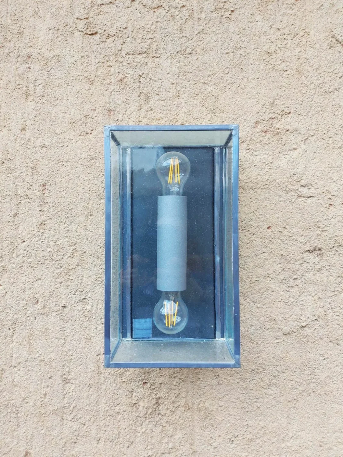 4eebd5f7-f2f1-4500-beac-8964fcd2b91eMOD-1152x1536 Lampen befestigen an Wand